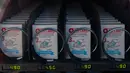 Produk cairan pembersih tangan antibakteri dipajang dalam mesin penjual otomatis yang menjual masker, sarung tangan, dan cairan pembersih tangan di Warsawa, Polandia, Sabtu (11/4/2020). Mulai 16 April, warga di Polandia diwajibkan untuk mengenakan masker saat berada di tempat umum. (Xinhua/Zhou Nan)