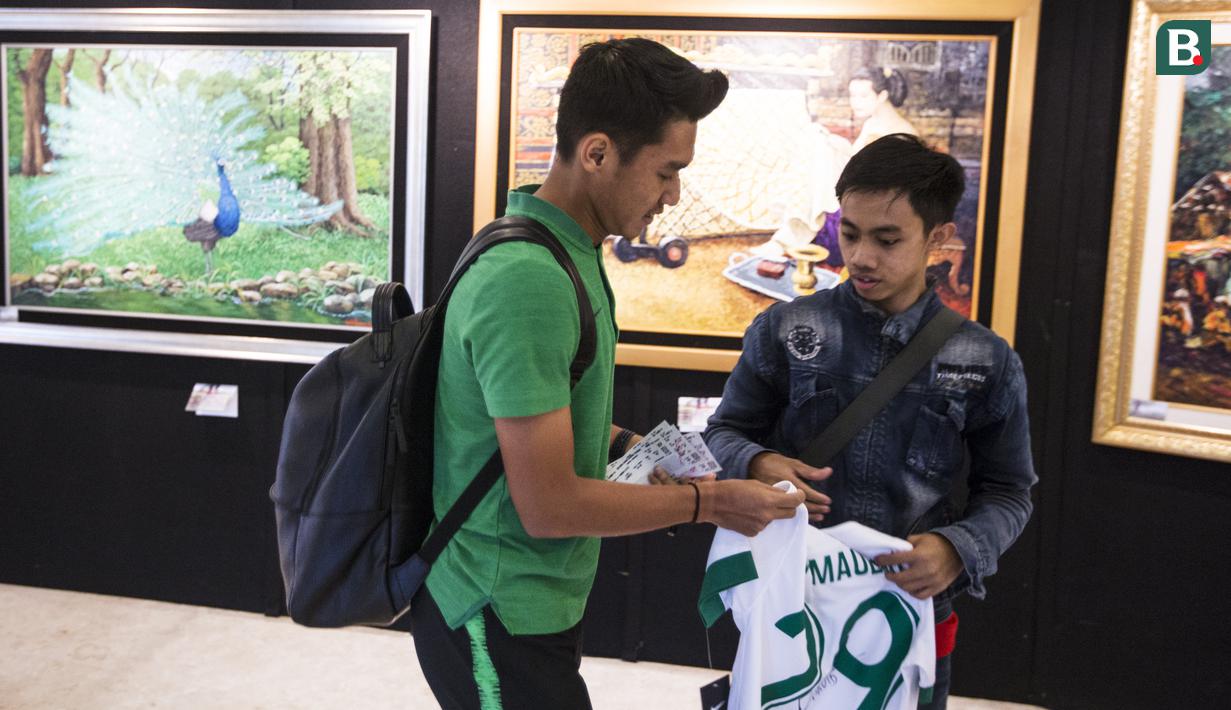 Pemain Timnas Indonesia, Septian David, memberikan tanda tangan kepada suporter yang menunggu di Hotel Sultan, Jakarta, Selasa (13/11). Timnas Indonesia akan melawan Timor Leste pada laga Piala AFF 2018. (Bola.com/Vitalis Yogi Trisna)