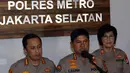 Kadiv Humas Polda Metro Jaya Kombes Pol E Zulpan (tengah) menyampaikan keterangan saat jumpa pers terkait kasus kekerasan dalam rumah tangga (KDRT) yang dilakukan oleh artis Rizky Billar di Polres Metro Jakarta Selatan, Rabu (12/10/2022). Polres Metro Jakarta Selatan resmi menaikkan status Rizky Billar dari saksi menjadi tersangka dalam kasus KDRT yang dilakukan terhadap Lesti Kejora. (Liputan6.com/Herman Zakharia)