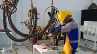 Simulasi pengelasan di fasilitas Dojo Center SMK Karya Kuningan, Jawa Barat. (ADM)