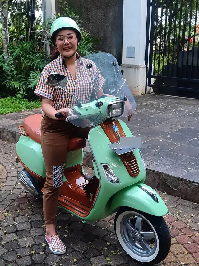 6 Potret Chef Aiko Tunggangi Berbagai Jenis Motor, Salah Satunya Digasak Maling
