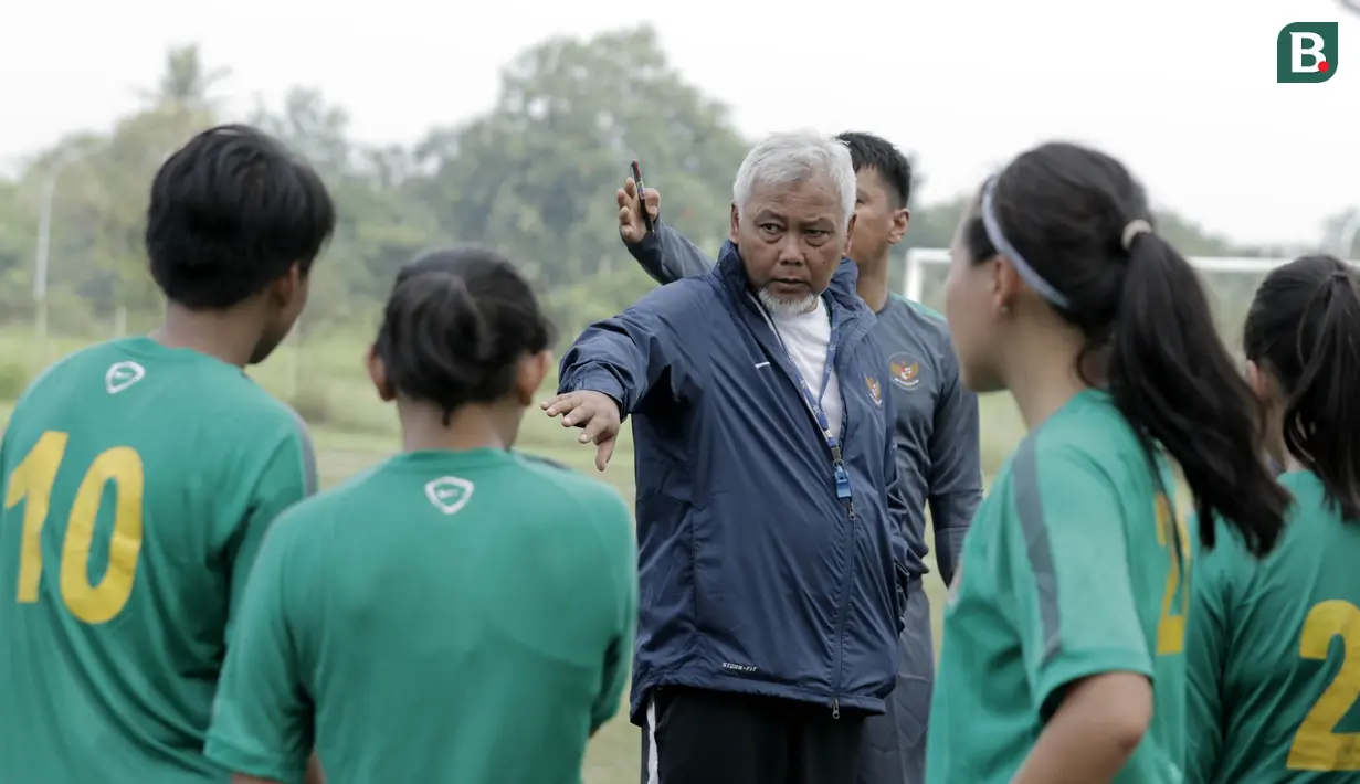Pelatih Timnas wanita Indonesia, Satia Bagdja, saat seleksi pemain di Lapangan Sawangan, Depok, Selasa (6/3/2018). 40 pemain mengikuti Seleksi untuk Asian Games dan Piala AFF Wanita 2018. (Bola.com/M Iqbal Ichsan)