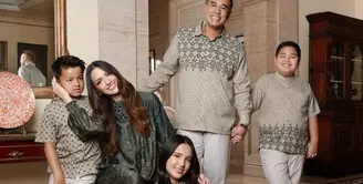 Keluarga Nia Ramadhani tampil dengan nuansa hijau, ia dan putrinya mengenakan dress hijau emerald. Sedangkan anggota keluarga pria mengenakan baju kemeja koko bermotif hijau lebih terang. [@geulis.id]