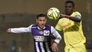 Papy Mison Djilibodji berusaha merebut bola pada laga Liga Prancis di Toulouse, Sabtu (25/4/2015). The Blues menebus Papy dari Nantes dengan dana sebesar 2,7 juta poundsterling. (AFP Photo/Pascal Pavani)