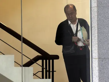 Dirut PT SMART Tbk, Jo Daud Dharsono menaiki tangga akan menjalani pemeriksaan oleh penyidik KPK, Jakarta, Rabu (5/12). Jo Daud diperiksa sebagai saksi untuk tersangka ‎Direktur PT Binasawit Abadi Pratama Edy Saputra Suradja. (Merdeka.com/Dwi Narwoko)