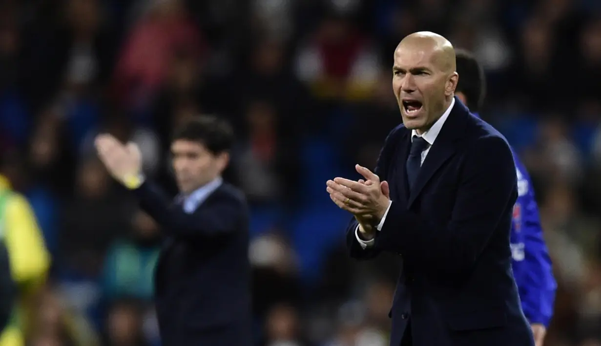 Pelatih Real Madrid, Zinedine Zidane, memberikan semangat kepada anak asuhnya saat melawan Villarreal pada lanjutan La Liga Spanyol di Stadion Santiago Bernabeu, Madrid, Rabu (20/4/2016) atau Kamis dini hari WIB. (AFP/Javier Soriano)