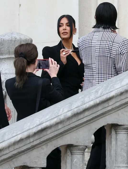 Kim Kardashian dinilai sangat menghargai sistem hukum Prancis, dan berharap proses pengadilan berjalan dengan tertib serta adil bagi semua pihak. (Thomas SAMSON/AFP)