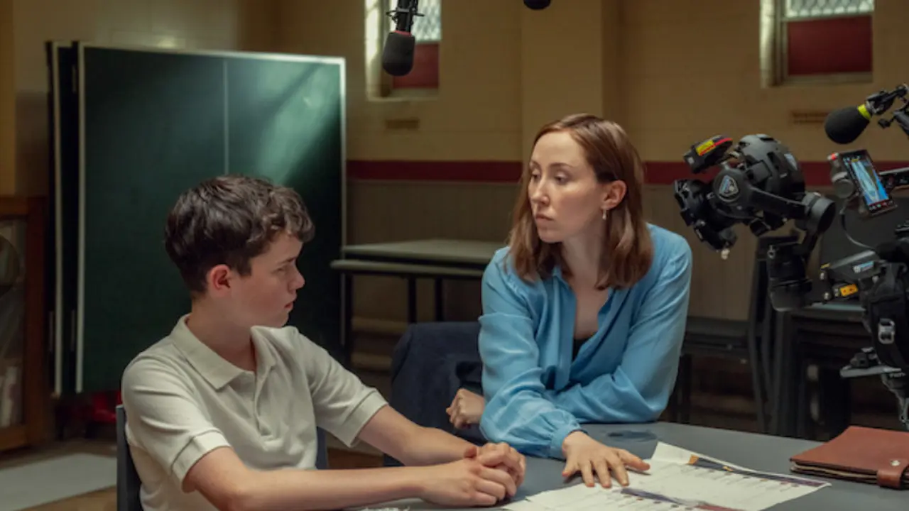 Potret di balik layar Adolescence. Owen Cooper sebagai Jamie Miller, Erin Doherty sebagai Briony Ariston. (Ben Blackall/Netflix © 2024)