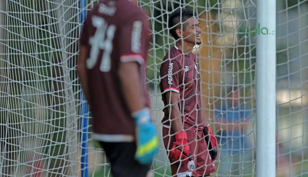 Senyum Bambang Pamungkas saat gawangnya kebobolan aat berlatih menjadi kiper di Lapangan ABC, Senayan, Jakarta (09/04/2018). Persija akan melawan JDT pada PIala AFC 2018. (Bola.com/Nick Hanoatubun)