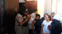 Keluarga anggota Polres Kupang Kota Aiptu Fransisco De Araujo yang diduga menembak dirinya sendiri di rumahnya. (Liputan6.com/Ola Keda)