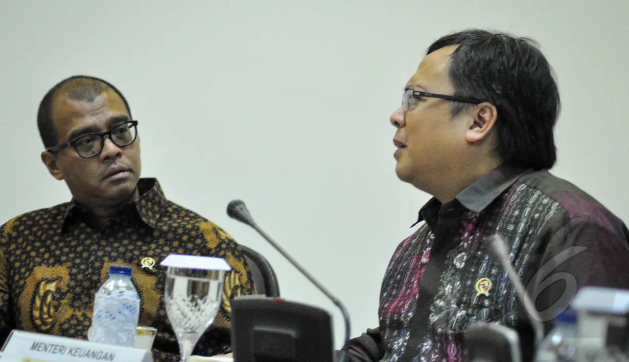 Menteri Keuangan Bambang Brodjonegoro (kanan) saat menghadiri  rapat terbatas  terkait Formulasi Nilai Jual Objek Pajak (NJOP) dan Pajak Bumi dan Bangunan di Istana Kepresidenan, Jakarta, Rabu (1/4/2015). (Liputan6.com/Faizal Fanani)