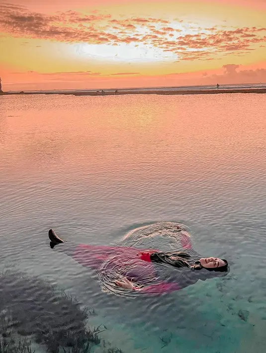 Melalui akun Instagram, Ricis juga tampak santai saat berenang di laut. Dengan usia kehamilan 8 bulan, Ricis tampak bahagia menikmati waktu babymoon. (Liputan6.com/IG/@riaricis1795)