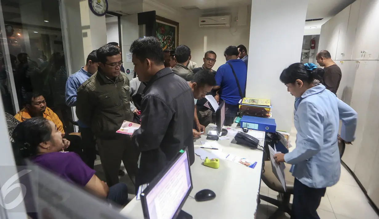 Suasana saat puluhan orangtua menggeruduk RS Harapan Bunda, Jakarta, terkait  penggunaan vaksin palsu, Kamis (14/7). Mereka menuntut pihak rumah sakit menjelaskan nasib anak-anak mereka yang mendapatkan vaksin. (Liputan6.com/Faizal Fanani)
