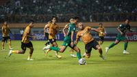 Pemain Persebaya Surabaya, Koko Ari Araya berusaha mencetak gol dibayangi pemain Bhayangkara FC, Anderson Salles dalam laga pekan ke-3 BRI Liga 1 2022/2023 antara Bhayangkara FC melawan Persebaya Surabaya di Stadion Wibawa Mukti, Cikarang, Minggu (7/8/2022) malam WIB. (Bola.com/Bagaskara Lazuardi)