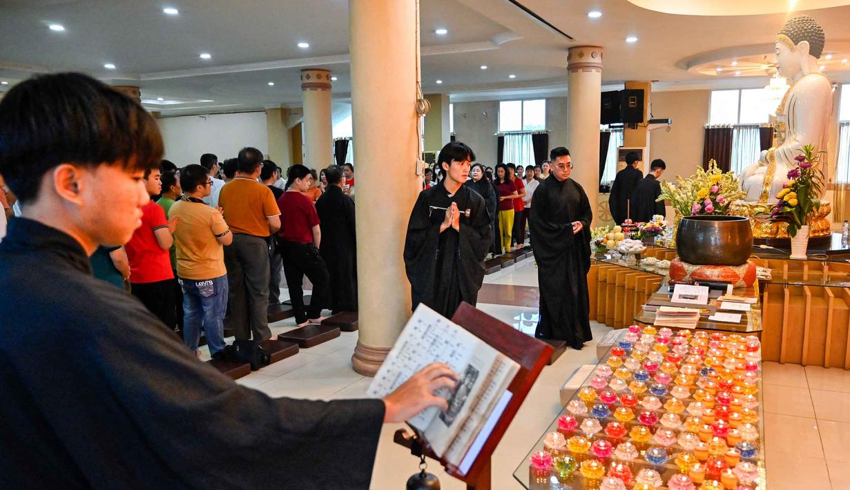 Para umat berdoa saat Hari Raya Waisak yang memperingati kelahiran, pencerahan, dan wafatnya Buddha Gautama, di Kuil Buddha Sakyamuni, Banda Aceh pada Minggu 31 Mei 2026. (CHAIDEER MAHYUDDIN/AFP)