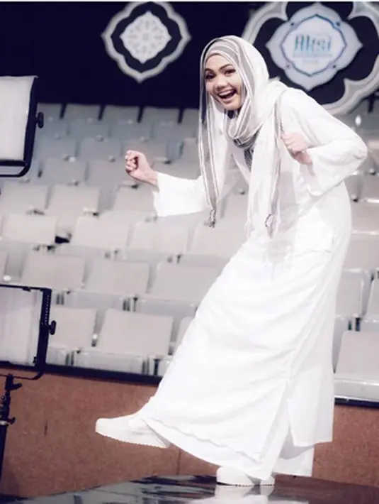 Dengan penampilan barunya itu juga membuat Rina meluangkan waktu untuk menghapus ratusan foto lama yang diunggah melalui Instagram. (Instagram/rinanose16)