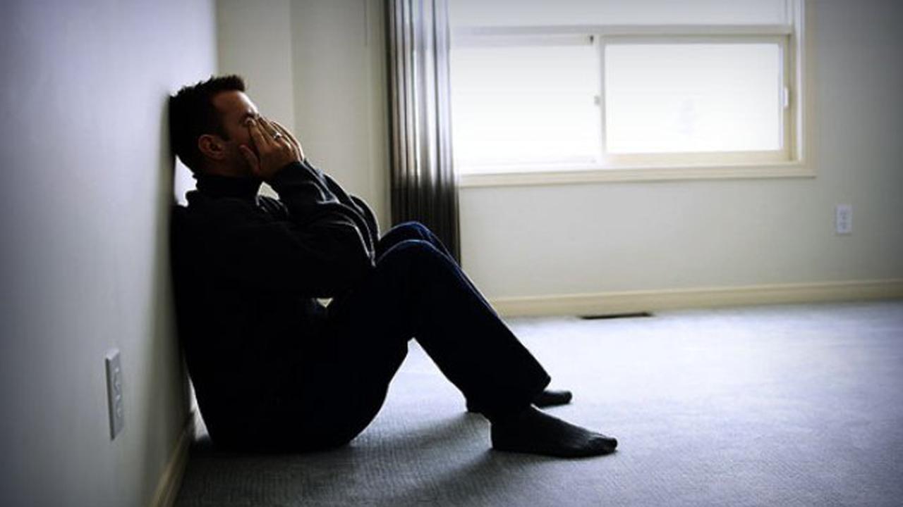 Pria menangis di tempat kerja