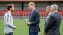 Pangerang William berdiskusi dengan pelatih Gareth Southgate saat menunjungi latihan Timnas Inggris di West Riding County FA, Leeds, Kamis (7/6/2018). Kedatangan ini untuk memberikan support jelang Piala Dunia 2018 Rusia. (AFP/Charlotte Graham)