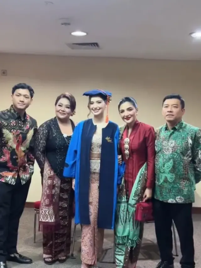 Model Batik Sarimbit Ashanty dan Anang di Wisuda Sarah Menzel