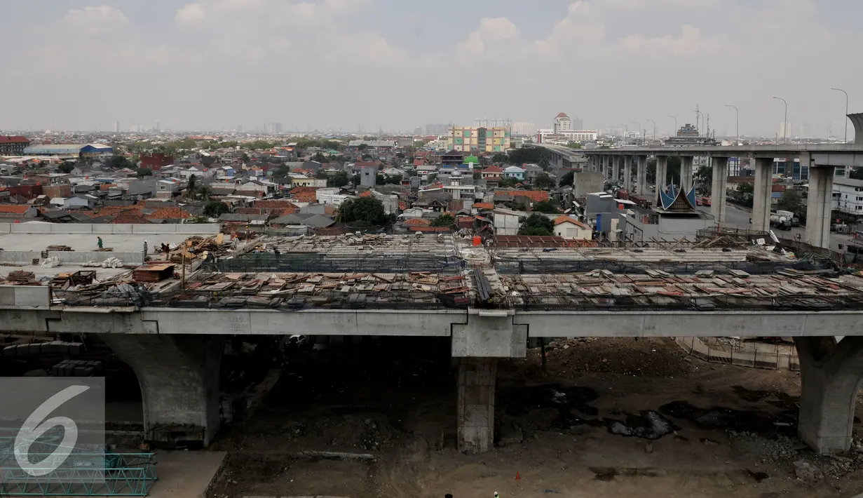 Penampakan pembangunan Proyek Jalan layang Non Tol Akses Pelabuhan Tanjung Priok-Simpang Jampea, Jakarta Utara, Selasa (28/7/2015). Kementerian PU menargetkan pembangunan jalan layang Non Tol selesai akhir tahun 2015. (Liputan6.com/JohanTallo)