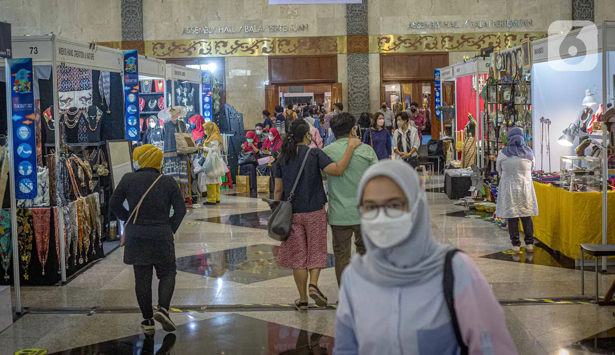 Pengunjung mendatangi pameran Inacraft 2022 di Balai Sidang Jakarta Convention Center (JCC), Rabu (23/3/2022). Penyelenggaraan Inacraft ke-22 ini diikuti 722 peserta terdiri dari 510 peserta individu, 169 peserta binaan dinas, dan 43 peserta binaan BUMN. (Liputan6.com/Faizal Fanani)