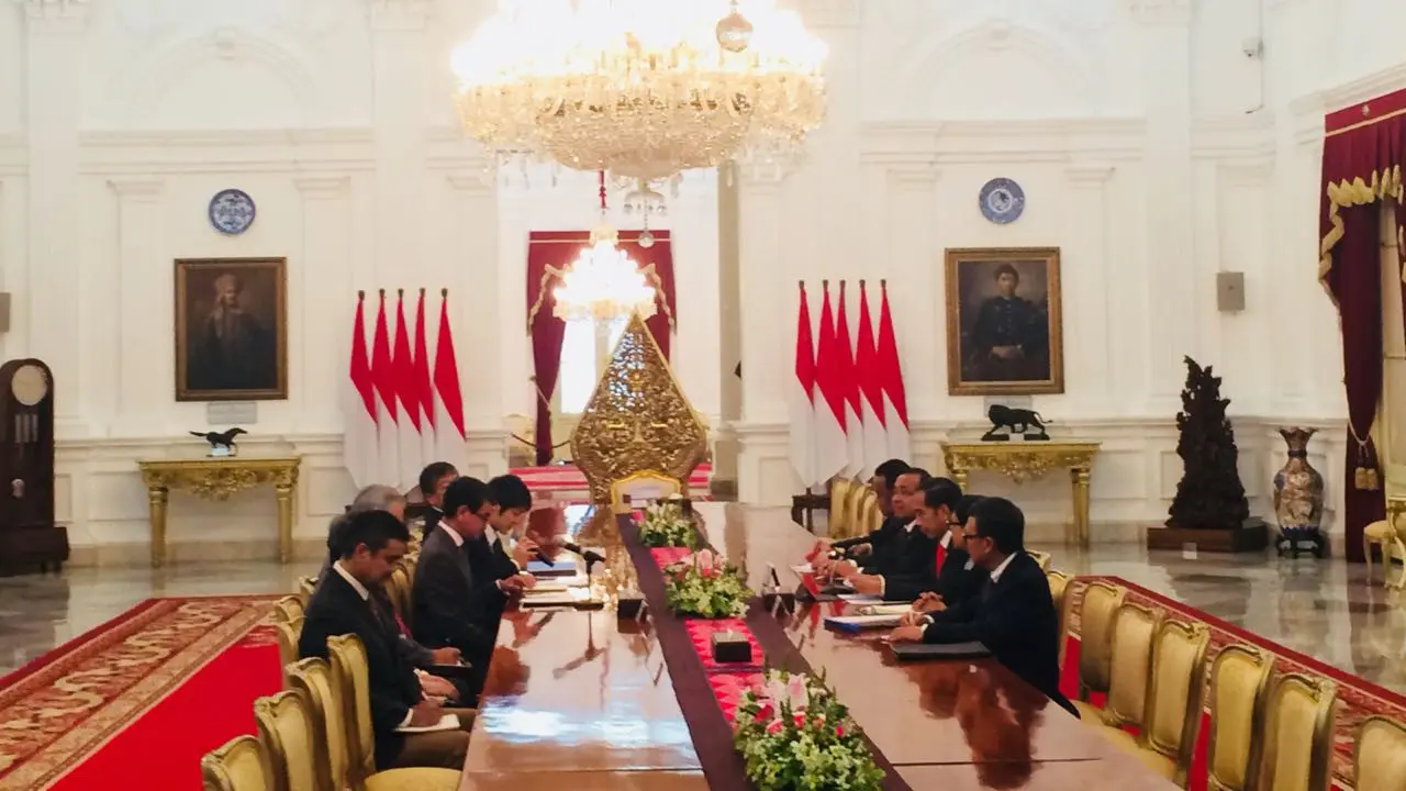 Presiden Joko Widodo menerima Menteri Luar Negeri Jepang, Taro Kono di Istana Merdeka, Jakarta, Senin (25/6/2018)