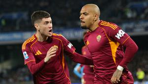 Matias Soule bersama Donyell Malen pada pertandingan AS Roma kontra Napoli di ajang Liga Italia 2025/2026. (CARLO HERMANN / AFP)