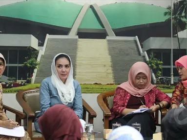 Anggota Komisi IX DPR Rieke Dyah Pitaloka (kedua dari kiri), bersama, Komisioner Komnas Perempuan Masruchah (kedua dari kanan), memberi keterangan pers di Kompleks Parlemen, Jakarta, Jumat (13/2/2015). (Liputan6.com/Andrian M Tunay)