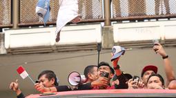 Pemain Timnas Indonesia U-22, Pratama Arhan saat tertimpuk seragam dari salah satu pelajar SMA Negeri 7 Jakarta Pusat saat pawai pawai bertajuk Kira87uara Kontingen SEA Games 2023 yang berlangsung dari Kemenpora hingga Stadion Utama Gelora Bung Karno (SUGBK), Senayan, Jakarta, Jumat (19/5/2023). Acara tersebut merupakan bentuk perayaan keberhasil kontingen Indonesia yang telah melampaui target medali emas di SEA Games 2023 dan kesuksesan Timnas Indonesia U-22 yang telah mengakhiri puasa gelar 32 tahun di SEA Games 2023. (Bola.com/Bagaskara Lazuardi)