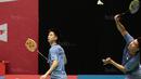 Aksi Marcus Gideon (kanan) melakukan smash ke arah Rian Agung/Hendra Setiawan pada babak kedua Daihatsu Indonesia Master 2018 di Istora Senayan, Kamis (25/1/2018). Kevin/Marcus menang 21-16 23-2.1 (Bola.com/Nick Hanoatubun)