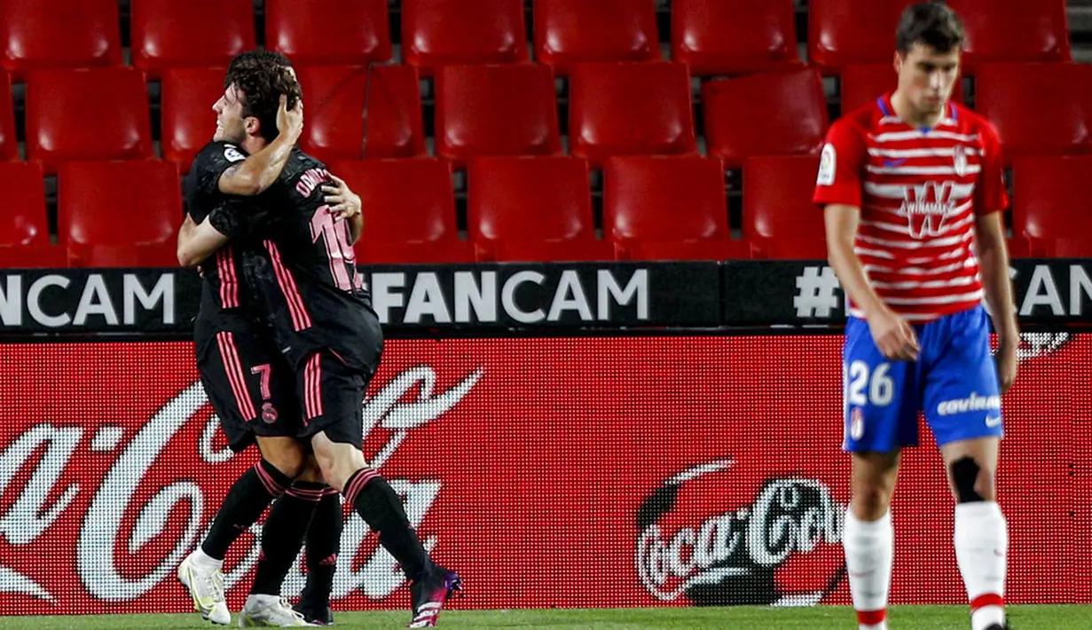 Pemain Real Madrid Alvaro Odriozola merayakan setelah mencetak gol ke gawang Granada pada pertandingan La Liga di Stadion Los Carmenes, Granada, Spanyol, Kamis (13/5/2021). Real Madrid menang telak 4-1 atas Granada.(AP Photo/Fermin Rodriguez)