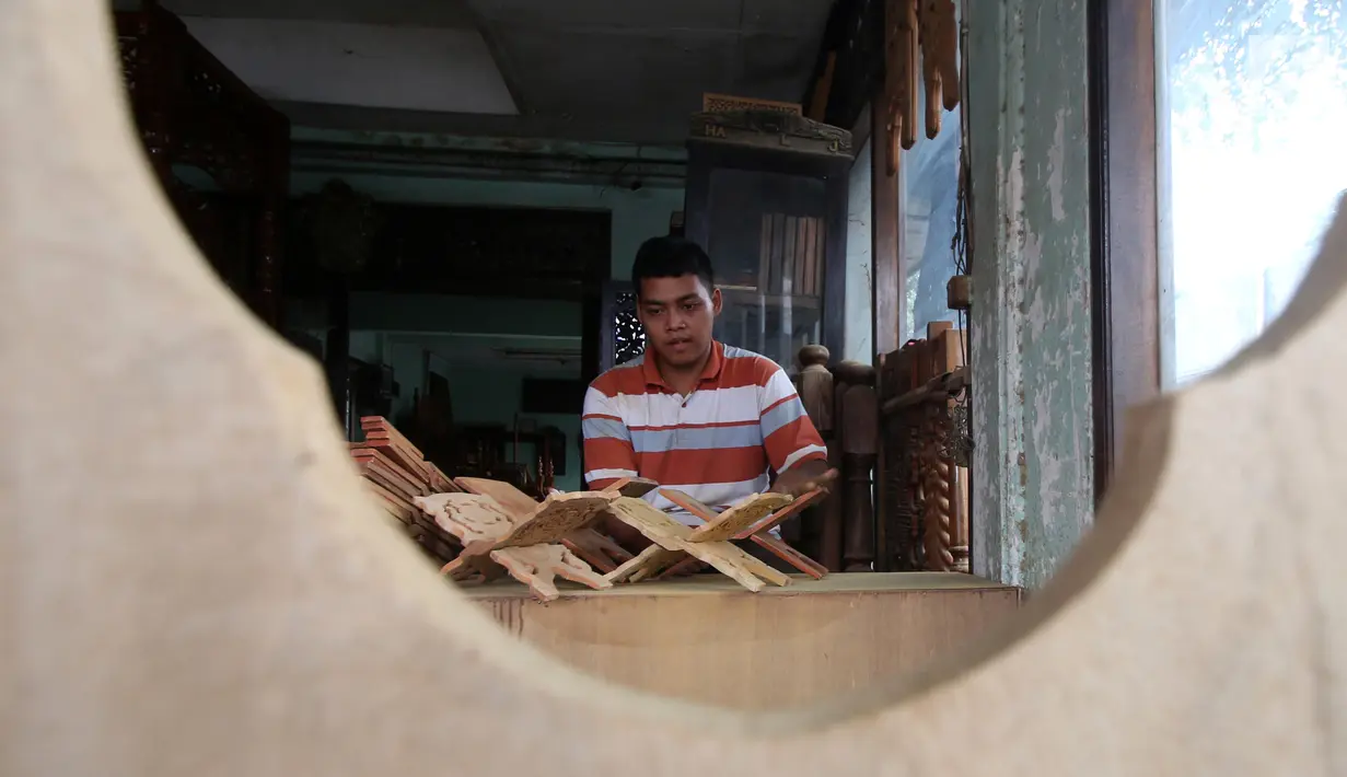 Pekerja menyelesaikan pembuatan rekal Al Quran atau tatakan untuk Al Quran di kawasan Klender, Jakarta, Senin (5/6). Memasuki bulan Ramadan pemesanan rekal Alquran ini mengalami peningkatan hingga lima kali lipat. (Liputan6.com/Angga Yuniar)