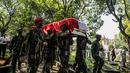 Personel TNI mengusung  jenazah mantan KSAD Jenderal TNI (Purn) Pramono Edhie Wibowo saat pemakaman di Taman Makam Pahlawan Kalibata, Jakarta, Minggu (14/6/2020). Pemakaman Pramono Edhie Wibowo dilaksanakan secara militer. (Liputan6.com/Faizal Fanani)