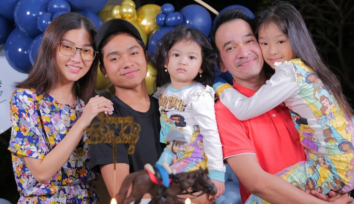 Potret bahagia Betrand merayakan ulang tahun bersama keluarganya. Pada bulan Maret ini, penyanyi ini genap berusia 18 tahun. [Instagram/betrandpetoputraonsu]