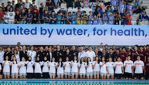 Presiden World Aquatics atau Federasi Akuatik Internasional, Husain Al-Musallam, memantau IOAC 2025 di Stadion Akuatik GBK, Jakarta Pusat, pada Rabu (12/11/2025). (Bola.com/Bagaskara Lazuardi)