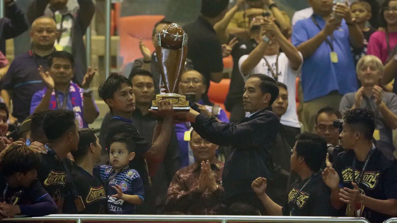 Presiden Republik Indonesia, Joko Widodo, menyerahkan trofi Piala Presiden 2017 ke skuat Arema FC 