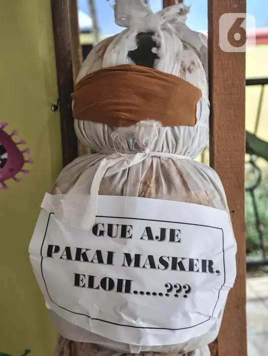 Boneka pocong yang dipajang di Kantor Kecamatan Senen, Jakarta, Kamis (13/8/2020). Pemkot Jakpus menyiapkan peti mati dan boneka pocong untuk dipajang di setiap kecamatan sebagai peringatan bahaya Covid-19 dan imbauan untuk tidak mengabaikan protokol kesehatan. (merdeka.com/Iqbal Nugroho)