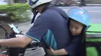 Lelaki di Taiwan terpaksa harus mengajak putranya yang berusia tiga tahun untuk mengantar makanan dan minuman (Dok.YouTube/TVBS News)