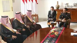Presiden Joko Widodo berbincang dengan Menteri Luar Negeri Arab Saudi Adel bin Al-Jubeir dan rombongannya di Istana Kepresidenan Bogor, Senin (22/10). (Liputan6.com/Angga Yuniar)
