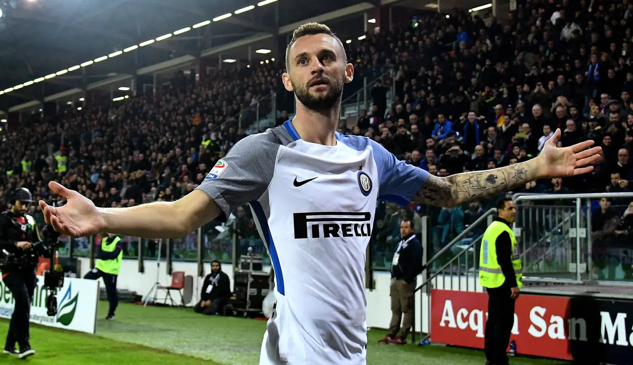 Pemain Inter Milan, Marcelo Brozovic merayakan golnya ke gawang Cagliari pada lanjutan Serie A di Sardegna Arena Stadium, Cagliari, (25/11/2017). Inter Menang 3-1. (AFP/Alberto Pizzoli)