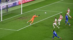 Pemain Italia, Mattia Zaccagni, mencetak gol ke gawang Kroasia dalam duel matchday terakhir Grup B Euro 2024 di Leipzig Stadium, Selasa (25/6/2024). Pasukan Luciano Spalletti hampir menelan kekalahan pahit, beruntung bisa mencetak gol penyeimbang di ujung laga melalui aksi Mattia Zaccagni di menit ke-90+8. (AFP/John Macdougall)