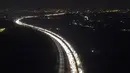 <p>Foto udara ini menunjukkan kepadatan kendaraan yang melintas di Jalan Tol Jakarta - Cikampek di Karawang, Jawa Barat pada 28 April 2022. Lalu lintas di Jalan Tol Jakarta-Cikampek mengalami kemacetan panjang memasuki puncak arus mudik Lebaran 2022. (BAY ISMOYO / AFP)</p>