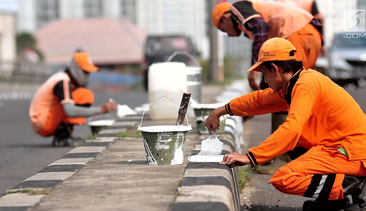 Petugas penanganan prasarana dan sarana umum (PPSU) sedang mengecat  kembali  trotoar di Kawasan Jakarta, Selasa (1/8). Pengecatan dilakukan dalam rangka mempercantik wilayah yang disinergikan dengan menyambut HUT RI ke-72. (Liputan6.com/Helmi Afandi)