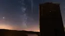 Sebuah meteor melintasi langit malam di sebelah Bima Sakti selama hujan meteor tahunan Perseid di danau Pierre-Percee, Perancis timur, Minggu (12/8). Puncak hujan meteor terjadi pada 11-12 Agustus dan 12-13 Agustus. (Patrick HERTZOG / AFP)