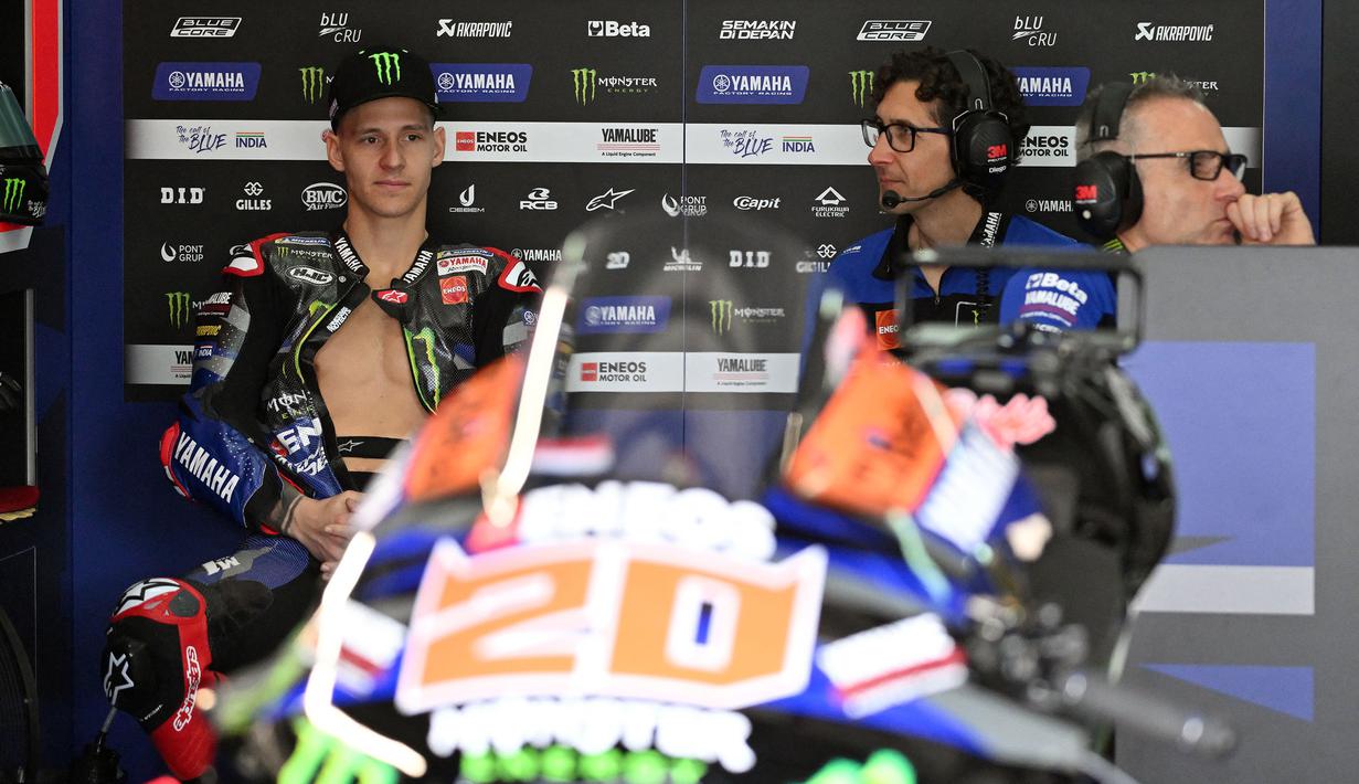 Pembalap Monster Energy Yamaha, Fabio Quartararo berbincang dengan salah satu timnya saat tes pramusim MotoGP 2024 di Sepang International Circuit, Sepang, Malaysia, Selasa (06/02/2024). (AFP/Mohd Rasfan)