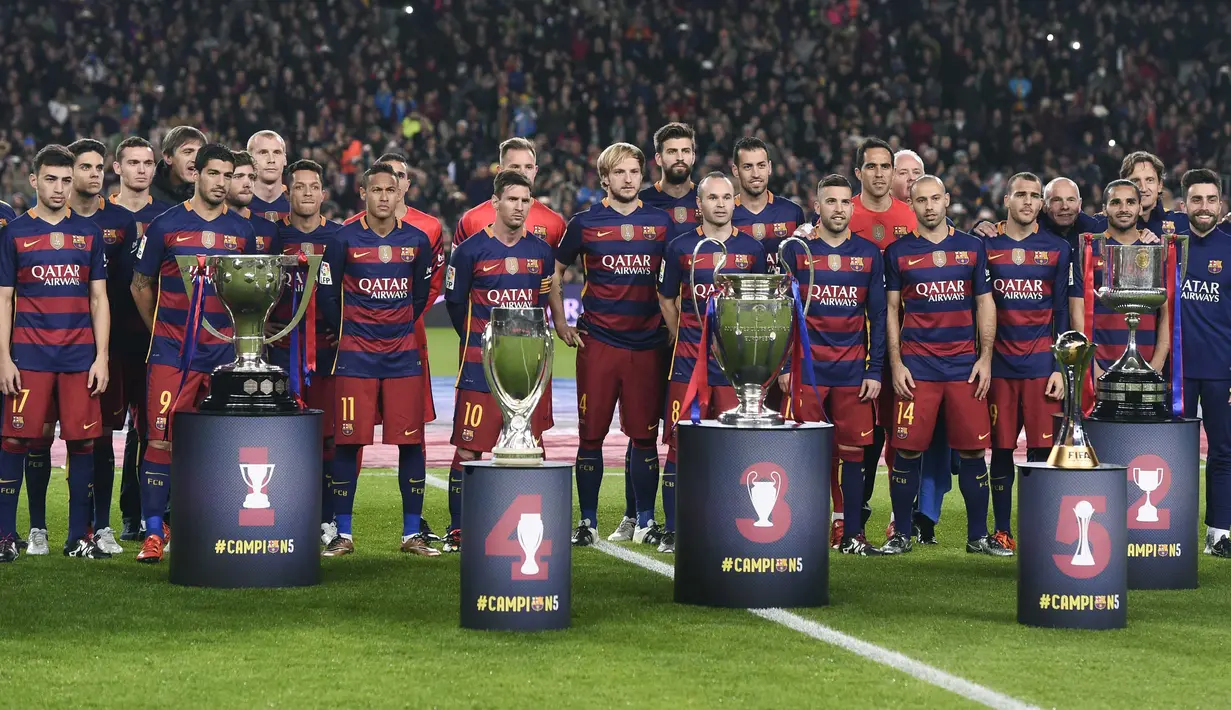 Pemain dan Official tim Barcelona berfoto bersama dengan deretan piala yang diraih pada tahun 2015 sebelum melawan Real Betis pada laga La Liga Spanyol di Stadion Cam Nou, Barcelona,Kamis (31/12/2015) dini hari WIB. (REUTERS/Stringer)  
