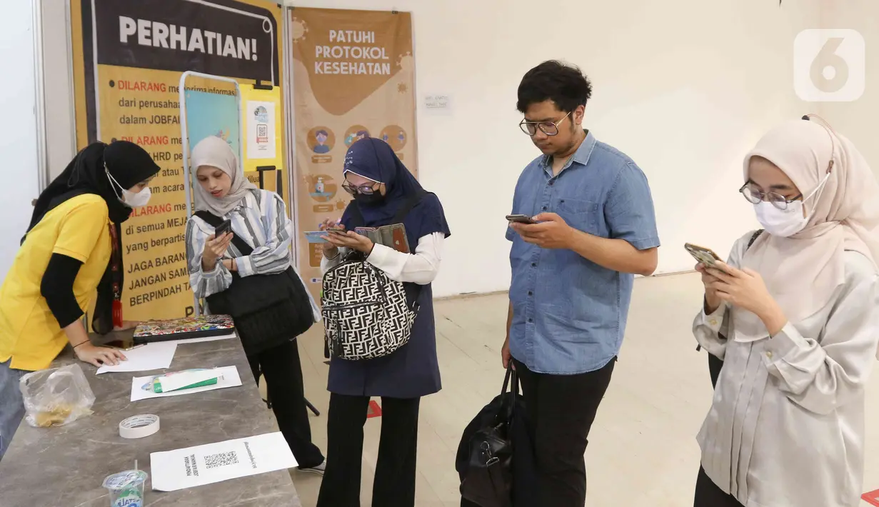 <p>Ada perusahaan perbankan, asuransi, pengembangan sumber daya manusia, farmasi, hingga jaringan waralaba membuka lowongan kerja pada acara ini. (Liputan6.com/Herman Zakharia)</p>