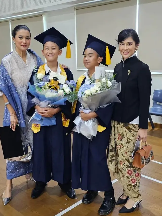 Gaya Busana Dian Sastrowardoyo Sepanjang 2023