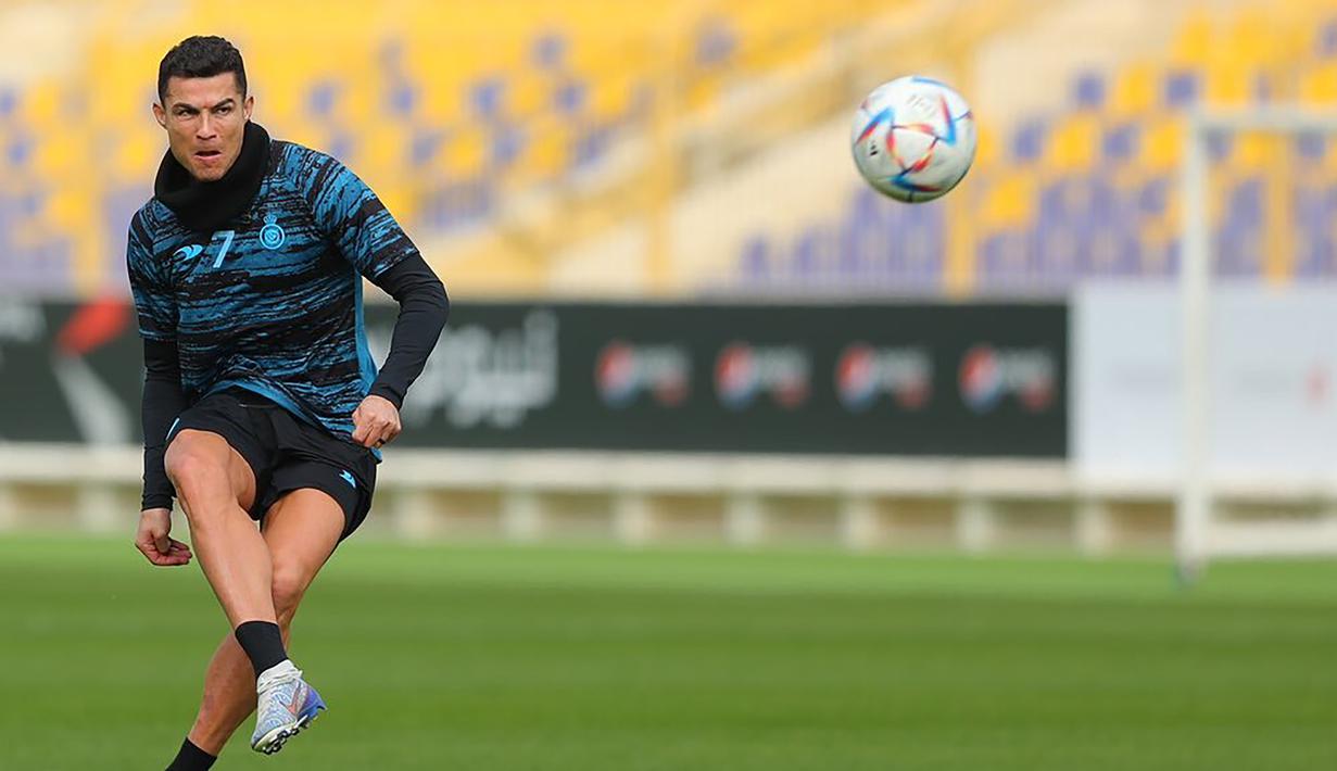 Kini setelah hukuman selesai dijalani, Cristiano Ronadlo dipastikan akan menjalani debut di Arab Saudi, Jumat (20/1/2023) dini hari WIB dalam sebuah laga persahabatan, namun bukan mewakili Al Nassr FC, melainkan Riyadh All Star yang berisikan para pemain terbaik dari dua klub di Riyadh, Al Hilal dan Al Nassr FC. Lawan yang dihadapi adalah PSG yang sejak musim lalu diperkuat Lionel Messi. (twitter.com/AlNassrFC)