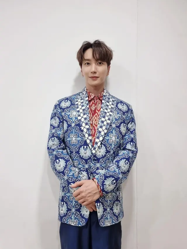 6 Potret Leeteuk dan Yesung Super Junior Pakai Batik Rancangan Ridwan Kamil, Curi Perhatian